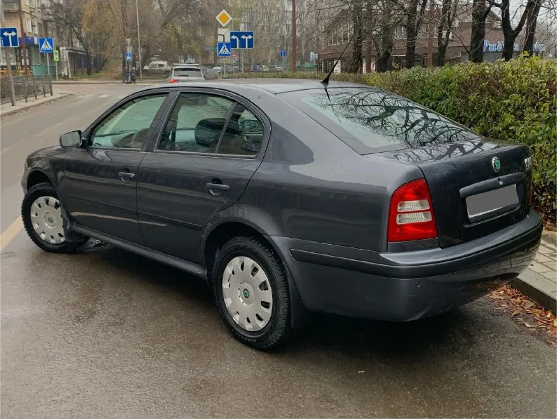 Продам skoda octavia tour 1.6л mpi 2009 г. в. пробег 175000 км. (оригинал)за все время 3 владельца, птс оригинал. 2 ключа, все сервисные книги. почти вся в родном окрасе (устранялись ваговские болячки) без дтп, без гнили, без коррозии, весь герметик и швы завод. мотор работает тихо, ровно, тяга сумасшедшая. масложора нет!от слова совсем. кпп переключает плавно и мягко, без хрустов и вылетов. подвеска отрабатывает без малейшего стука и т. п. комплектация : электро зеркала с обогревом, abs, air bag, esp, электро-стеклоподъемники, климат-контроль ( заправлен), парктроники (штатные), приличная аудио система. летом было сделано полное то, с заменой всех жидкостей, в том числе масло в коробке и всех тормозов в круг. зимняя резина nokian на шипах, пробег один сезон, лето на литых дисках toyo, пробег тоже один сезон. владею около двух лет, не такси и прочие службы! автомобиль живой. любые проверки за ваш счет. осмотр донецк 640 рублей, торг +79494755896, +79495216430 - фотография - 9