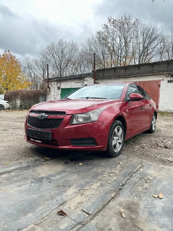 - chevrolet cruze 1.6 2010 - 560 т. руб торг - пробег 203197 - есть моменты по кузову и лкп (всё есть на фото) - на ходу каждый день, без срочных вложений по технике - стекла родные в круг. лобовое стекло новое. "была трещина" - 10 тыс. назад поменян комплект грм с помпой, сальники распредвалов, стойки стабилизатора. - новые передние, задние стойки, сайлентблоки рычагов, тросы ручника, уже на зимней резине. - android магнитола, камера заднего вида, wi-fi, bluetooth, aux, 2 слота под сим-карты, навигация. - доки в подрядке собственник. владею 2 года. переоформление в мрэо либо дкп торг присутствует у машины +79495032393 осмотр макеевка. - фотография - 2