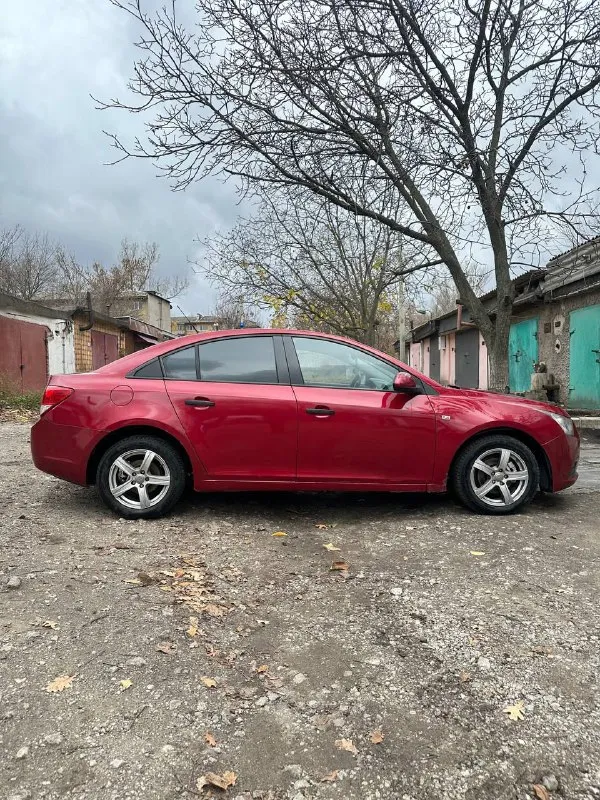 - chevrolet cruze 1.6 2010 - 560 т. руб торг - пробег 203197 - есть моменты по кузову и лкп (всё есть на фото) - на ходу каждый день, без срочных вложений по технике - стекла родные в круг. лобовое стекло новое. "была трещина" - 10 тыс. назад поменян комплект грм с помпой, сальники распредвалов, стойки стабилизатора. - новые передние, задние стойки, сайлентблоки рычагов, тросы ручника, уже на зимней резине. - android магнитола, камера заднего вида, wi-fi, bluetooth, aux, 2 слота под сим-карты, навигация. - доки в подрядке собственник. владею 2 года. переоформление в мрэо либо дкп торг присутствует у машины +79495032393 осмотр макеевка. - фотография - 3