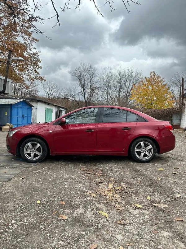 - chevrolet cruze 1.6 2010 - 560 т. руб торг - пробег 203197 - есть моменты по кузову и лкп (всё есть на фото) - на ходу каждый день, без срочных вложений по технике - стекла родные в круг. лобовое стекло новое. "была трещина" - 10 тыс. назад поменян комплект грм с помпой, сальники распредвалов, стойки стабилизатора. - новые передние, задние стойки, сайлентблоки рычагов, тросы ручника, уже на зимней резине. - android магнитола, камера заднего вида, wi-fi, bluetooth, aux, 2 слота под сим-карты, навигация. - доки в подрядке собственник. владею 2 года. переоформление в мрэо либо дкп торг присутствует у машины +79495032393 осмотр макеевка. - фотография - 4