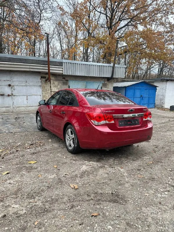 - chevrolet cruze 1.6 2010 - 560 т. руб торг - пробег 203197 - есть моменты по кузову и лкп (всё есть на фото) - на ходу каждый день, без срочных вложений по технике - стекла родные в круг. лобовое стекло новое. "была трещина" - 10 тыс. назад поменян комплект грм с помпой, сальники распредвалов, стойки стабилизатора. - новые передние, задние стойки, сайлентблоки рычагов, тросы ручника, уже на зимней резине. - android магнитола, камера заднего вида, wi-fi, bluetooth, aux, 2 слота под сим-карты, навигация. - доки в подрядке собственник. владею 2 года. переоформление в мрэо либо дкп торг присутствует у машины +79495032393 осмотр макеевка. - фотография - 5