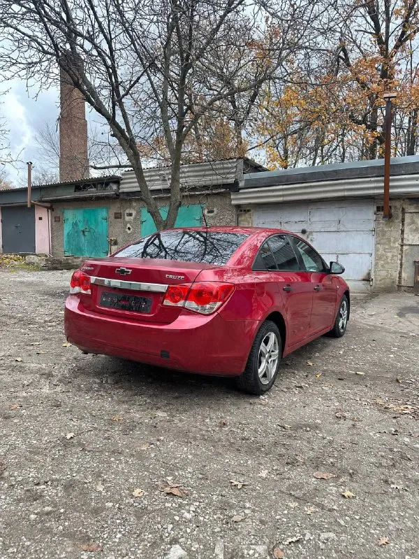 - chevrolet cruze 1.6 2010 - 560 т. руб торг - пробег 203197 - есть моменты по кузову и лкп (всё есть на фото) - на ходу каждый день, без срочных вложений по технике - стекла родные в круг. лобовое стекло новое. "была трещина" - 10 тыс. назад поменян комплект грм с помпой, сальники распредвалов, стойки стабилизатора. - новые передние, задние стойки, сайлентблоки рычагов, тросы ручника, уже на зимней резине. - android магнитола, камера заднего вида, wi-fi, bluetooth, aux, 2 слота под сим-карты, навигация. - доки в подрядке собственник. владею 2 года. переоформление в мрэо либо дкп торг присутствует у машины +79495032393 осмотр макеевка. - фотография - 6