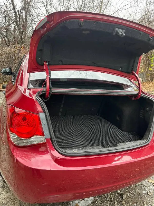- chevrolet cruze 1.6 2010 - 560 т. руб торг - пробег 203197 - есть моменты по кузову и лкп (всё есть на фото) - на ходу каждый день, без срочных вложений по технике - стекла родные в круг. лобовое стекло новое. "была трещина" - 10 тыс. назад поменян комплект грм с помпой, сальники распредвалов, стойки стабилизатора. - новые передние, задние стойки, сайлентблоки рычагов, тросы ручника, уже на зимней резине. - android магнитола, камера заднего вида, wi-fi, bluetooth, aux, 2 слота под сим-карты, навигация. - доки в подрядке собственник. владею 2 года. переоформление в мрэо либо дкп торг присутствует у машины +79495032393 осмотр макеевка. - фотография - 7