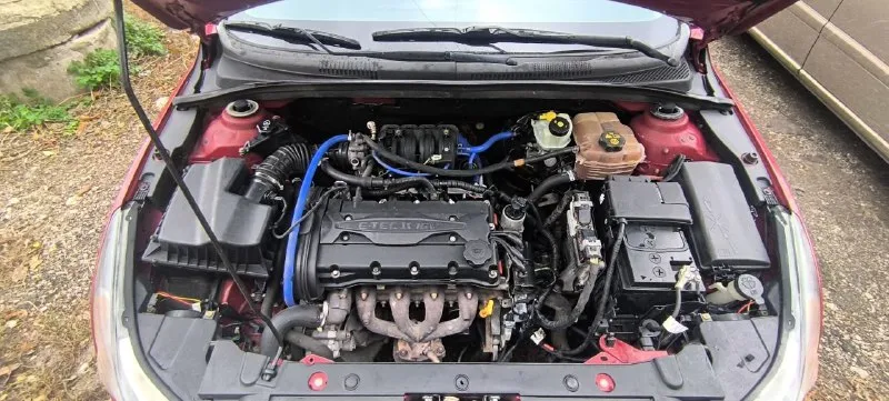 - chevrolet cruze 1.6 2010 - 560 т. руб торг - пробег 203197 - есть моменты по кузову и лкп (всё есть на фото) - на ходу каждый день, без срочных вложений по технике - стекла родные в круг. лобовое стекло новое. "была трещина" - 10 тыс. назад поменян комплект грм с помпой, сальники распредвалов, стойки стабилизатора. - новые передние, задние стойки, сайлентблоки рычагов, тросы ручника, уже на зимней резине. - android магнитола, камера заднего вида, wi-fi, bluetooth, aux, 2 слота под сим-карты, навигация. - доки в подрядке собственник. владею 2 года. переоформление в мрэо либо дкп торг присутствует у машины +79495032393 осмотр макеевка. - фотография - 8