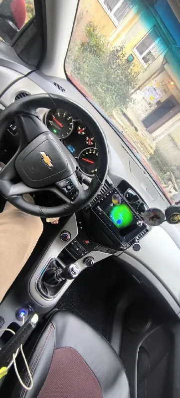 - chevrolet cruze 1.6 2010 - 560 т. руб торг - пробег 203197 - есть моменты по кузову и лкп (всё есть на фото) - на ходу каждый день, без срочных вложений по технике - стекла родные в круг. лобовое стекло новое. "была трещина" - 10 тыс. назад поменян комплект грм с помпой, сальники распредвалов, стойки стабилизатора. - новые передние, задние стойки, сайлентблоки рычагов, тросы ручника, уже на зимней резине. - android магнитола, камера заднего вида, wi-fi, bluetooth, aux, 2 слота под сим-карты, навигация. - доки в подрядке собственник. владею 2 года. переоформление в мрэо либо дкп торг присутствует у машины +79495032393 осмотр макеевка. - фотография - 9