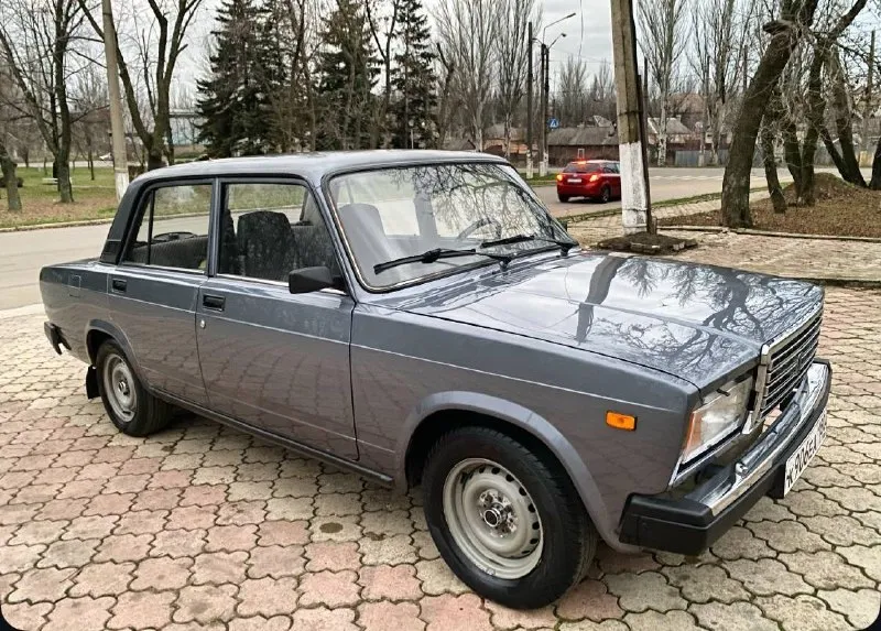 Здравствуйте 🤝 срочно ‼ продаю свою ваз 2107. год 2007 пробег 77 тысяч топливо ⛽ газ/бензин 1 хозяин с автосалона документы в полном порядке автомобиль в отличном состояние без вложений сел и поехал двигатель 1.6 инжектор работает тихо не троит не дымит масло не хавает. коробочка 5 ступка. включает без хрустов и вылетов. ходовая часть мячик не стучит не гремит мост не воет по кузову без гнили и дыр ! дно пороги все целое дно не варилось её родное как должно и быть стаканы лонжероны всё на месте автомобиль без дтп ✅ все заводские швы точки на месте ! салон чистый опрятный не прокуренный. резина r13 лето но хорошая ! в автомобиле стоит установлена аудио система приятно играет ! также led лампы. все остальные вопросы. по телефону цена авто 255 тысяч рублей реальному покупателю торг у капота связь со мной +7949-740-52-35 звонить в любое время рад провести с адекватным человеком беседу ! 📞 звоните: +7(949)7405235 - фотография - 2