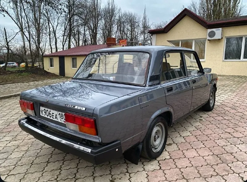 Здравствуйте 🤝 срочно ‼ продаю свою ваз 2107. год 2007 пробег 77 тысяч топливо ⛽ газ/бензин 1 хозяин с автосалона документы в полном порядке автомобиль в отличном состояние без вложений сел и поехал двигатель 1.6 инжектор работает тихо не троит не дымит масло не хавает. коробочка 5 ступка. включает без хрустов и вылетов. ходовая часть мячик не стучит не гремит мост не воет по кузову без гнили и дыр ! дно пороги все целое дно не варилось её родное как должно и быть стаканы лонжероны всё на месте автомобиль без дтп ✅ все заводские швы точки на месте ! салон чистый опрятный не прокуренный. резина r13 лето но хорошая ! в автомобиле стоит установлена аудио система приятно играет ! также led лампы. все остальные вопросы. по телефону цена авто 255 тысяч рублей реальному покупателю торг у капота связь со мной +7949-740-52-35 звонить в любое время рад провести с адекватным человеком беседу ! 📞 звоните: +7(949)7405235 - фотография - 3