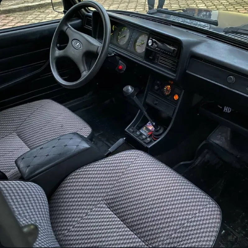 Здравствуйте 🤝 срочно ‼ продаю свою ваз 2107. год 2007 пробег 77 тысяч топливо ⛽ газ/бензин 1 хозяин с автосалона документы в полном порядке автомобиль в отличном состояние без вложений сел и поехал двигатель 1.6 инжектор работает тихо не троит не дымит масло не хавает. коробочка 5 ступка. включает без хрустов и вылетов. ходовая часть мячик не стучит не гремит мост не воет по кузову без гнили и дыр ! дно пороги все целое дно не варилось её родное как должно и быть стаканы лонжероны всё на месте автомобиль без дтп ✅ все заводские швы точки на месте ! салон чистый опрятный не прокуренный. резина r13 лето но хорошая ! в автомобиле стоит установлена аудио система приятно играет ! также led лампы. все остальные вопросы. по телефону цена авто 255 тысяч рублей реальному покупателю торг у капота связь со мной +7949-740-52-35 звонить в любое время рад провести с адекватным человеком беседу ! 📞 звоните: +7(949)7405235 - фотография - 6