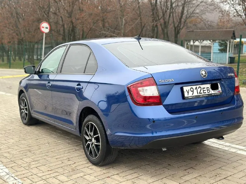 Продам skoda rapid 2018 года, автомат, автомобиль в отличном состоянии, бережная семейная эксплуатация (автомобиль был всю жизнь в одной семье, один хозяин !). вся геометрия кузова ровная, кузов в заводском окрасе, заводские швы и герметики сохранены. машина технически идеальна двигатель 1.6 л, 110 л. с. — работает без нареканий, не расходует масло. переключается плавно и чётко. подвеска мягкая, без стуков и посторонних шумов. кузов в отличном состоянии: ни рыжиков, ни коррозии, ни гнили. днище, пороги, стаканы, лонжероны, арки, низа дверей — всё целое, как новое. автотека идеальная, без дтп, без выплат, без расчетов, зелень ✅ всё аккуратно донецк, цeна 🎁1 220 000 торг у капота, +79493303716 (тeлeгpам так жe на этом номepe). покупайте авто у проверенных продавцов, смотрите мой профиль телеграм (+79493303716 или мой ник avto_lider_dnr) там все отзывы моих клиентов 📲 tg: @avto_lider_dnr 📞 звоните: +7(949)3303716 - фотография - 3