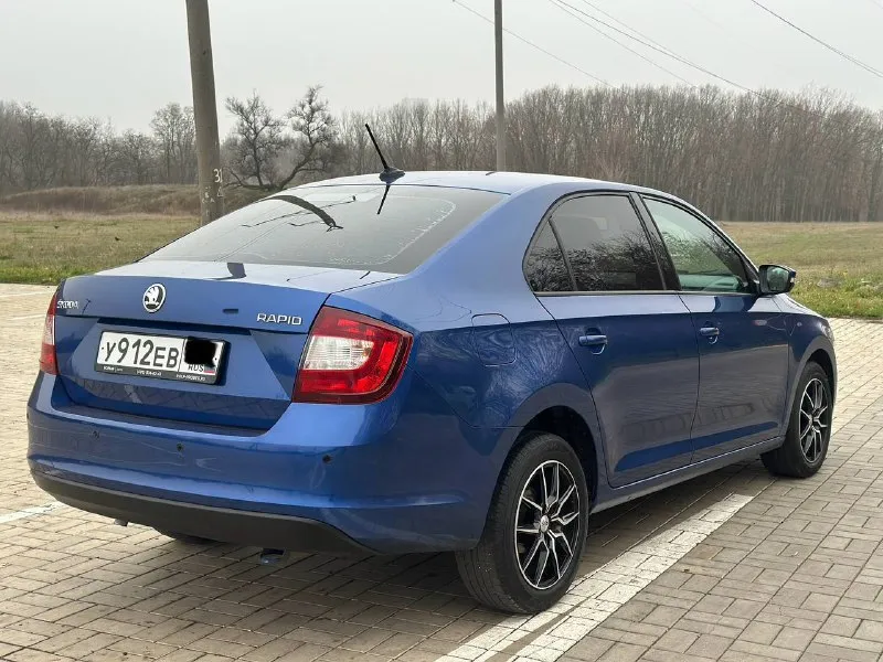 Продам skoda rapid 2018 года, автомат, автомобиль в отличном состоянии, бережная семейная эксплуатация (автомобиль был всю жизнь в одной семье, один хозяин !). вся геометрия кузова ровная, кузов в заводском окрасе, заводские швы и герметики сохранены. машина технически идеальна двигатель 1.6 л, 110 л. с. — работает без нареканий, не расходует масло. переключается плавно и чётко. подвеска мягкая, без стуков и посторонних шумов. кузов в отличном состоянии: ни рыжиков, ни коррозии, ни гнили. днище, пороги, стаканы, лонжероны, арки, низа дверей — всё целое, как новое. автотека идеальная, без дтп, без выплат, без расчетов, зелень ✅ всё аккуратно донецк, цeна 🎁1 220 000 торг у капота, +79493303716 (тeлeгpам так жe на этом номepe). покупайте авто у проверенных продавцов, смотрите мой профиль телеграм (+79493303716 или мой ник avto_lider_dnr) там все отзывы моих клиентов 📲 tg: @avto_lider_dnr 📞 звоните: +7(949)3303716 - фотография - 4