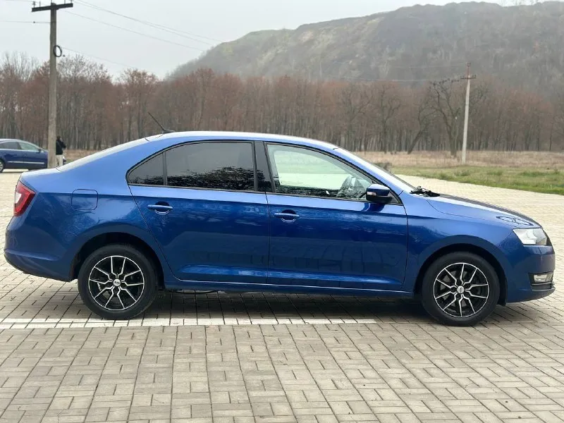 Продам skoda rapid 2018 года, автомат, автомобиль в отличном состоянии, бережная семейная эксплуатация (автомобиль был всю жизнь в одной семье, один хозяин !). вся геометрия кузова ровная, кузов в заводском окрасе, заводские швы и герметики сохранены. машина технически идеальна двигатель 1.6 л, 110 л. с. — работает без нареканий, не расходует масло. переключается плавно и чётко. подвеска мягкая, без стуков и посторонних шумов. кузов в отличном состоянии: ни рыжиков, ни коррозии, ни гнили. днище, пороги, стаканы, лонжероны, арки, низа дверей — всё целое, как новое. автотека идеальная, без дтп, без выплат, без расчетов, зелень ✅ всё аккуратно донецк, цeна 🎁1 220 000 торг у капота, +79493303716 (тeлeгpам так жe на этом номepe). покупайте авто у проверенных продавцов, смотрите мой профиль телеграм (+79493303716 или мой ник avto_lider_dnr) там все отзывы моих клиентов 📲 tg: @avto_lider_dnr 📞 звоните: +7(949)3303716 - фотография - 5