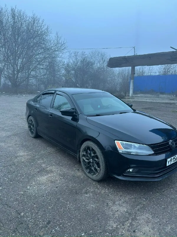 Продам volkswagen jetta sport год 2016 двигатель 1.8tsi (gen3) машина в очень хорошем состоянии, как внешне так и технически ( люблю ее и всегда ухаживаю) с родным пробегом 140 тыс. миль, двигатель без посторонних шумов, коробка переключает плавно (aisin), стоят очень красивые 17-тые диски на новой зимней резине ( летняя тоже практически новая), выглядит машина очень хорошо, салон в отличном состоянии, не затертый, не прокуренный. по комплектации: кнопка start/stop, круиз, полная мультимедиа ( музыка играет очень хорошо) обогрев зеркал, камера заднего вида, мультируль, подсветка ручек. ( может что-то забыл) цена 1.400.000₽ торг номер телефона +79493500256 ( на этом номере тг(@vw_san) связь очень плохая + 79515367334( на этом номере max) 📞 звоните: +7(949)3500256 - фотография - 2