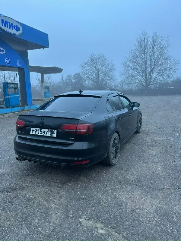 Продам volkswagen jetta sport год 2016 двигатель 1.8tsi (gen3) машина в очень хорошем состоянии, как внешне так и технически ( люблю ее и всегда ухаживаю) с родным пробегом 140 тыс. миль, двигатель без посторонних шумов, коробка переключает плавно (aisin), стоят очень красивые 17-тые диски на новой зимней резине ( летняя тоже практически новая), выглядит машина очень хорошо, салон в отличном состоянии, не затертый, не прокуренный. по комплектации: кнопка start/stop, круиз, полная мультимедиа ( музыка играет очень хорошо) обогрев зеркал, камера заднего вида, мультируль, подсветка ручек. ( может что-то забыл) цена 1.400.000₽ торг номер телефона +79493500256 ( на этом номере тг(@vw_san) связь очень плохая + 79515367334( на этом номере max) 📞 звоните: +7(949)3500256 - фотография - 3