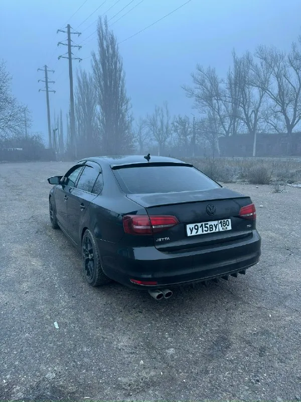 Продам volkswagen jetta sport год 2016 двигатель 1.8tsi (gen3) машина в очень хорошем состоянии, как внешне так и технически ( люблю ее и всегда ухаживаю) с родным пробегом 140 тыс. миль, двигатель без посторонних шумов, коробка переключает плавно (aisin), стоят очень красивые 17-тые диски на новой зимней резине ( летняя тоже практически новая), выглядит машина очень хорошо, салон в отличном состоянии, не затертый, не прокуренный. по комплектации: кнопка start/stop, круиз, полная мультимедиа ( музыка играет очень хорошо) обогрев зеркал, камера заднего вида, мультируль, подсветка ручек. ( может что-то забыл) цена 1.400.000₽ торг номер телефона +79493500256 ( на этом номере тг(@vw_san) связь очень плохая + 79515367334( на этом номере max) 📞 звоните: +7(949)3500256 - фотография - 4