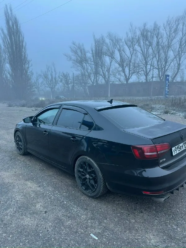 Продам volkswagen jetta sport год 2016 двигатель 1.8tsi (gen3) машина в очень хорошем состоянии, как внешне так и технически ( люблю ее и всегда ухаживаю) с родным пробегом 140 тыс. миль, двигатель без посторонних шумов, коробка переключает плавно (aisin), стоят очень красивые 17-тые диски на новой зимней резине ( летняя тоже практически новая), выглядит машина очень хорошо, салон в отличном состоянии, не затертый, не прокуренный. по комплектации: кнопка start/stop, круиз, полная мультимедиа ( музыка играет очень хорошо) обогрев зеркал, камера заднего вида, мультируль, подсветка ручек. ( может что-то забыл) цена 1.400.000₽ торг номер телефона +79493500256 ( на этом номере тг(@vw_san) связь очень плохая + 79515367334( на этом номере max) 📞 звоните: +7(949)3500256 - фотография - 5