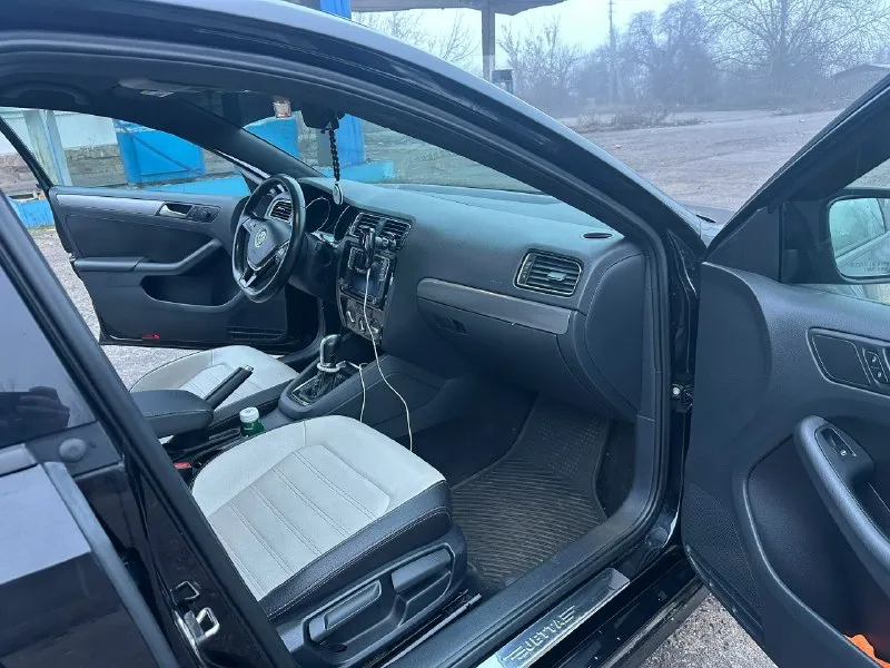 Продам volkswagen jetta sport год 2016 двигатель 1.8tsi (gen3) машина в очень хорошем состоянии, как внешне так и технически ( люблю ее и всегда ухаживаю) с родным пробегом 140 тыс. миль, двигатель без посторонних шумов, коробка переключает плавно (aisin), стоят очень красивые 17-тые диски на новой зимней резине ( летняя тоже практически новая), выглядит машина очень хорошо, салон в отличном состоянии, не затертый, не прокуренный. по комплектации: кнопка start/stop, круиз, полная мультимедиа ( музыка играет очень хорошо) обогрев зеркал, камера заднего вида, мультируль, подсветка ручек. ( может что-то забыл) цена 1.400.000₽ торг номер телефона +79493500256 ( на этом номере тг(@vw_san) связь очень плохая + 79515367334( на этом номере max) 📞 звоните: +7(949)3500256 - фотография - 7