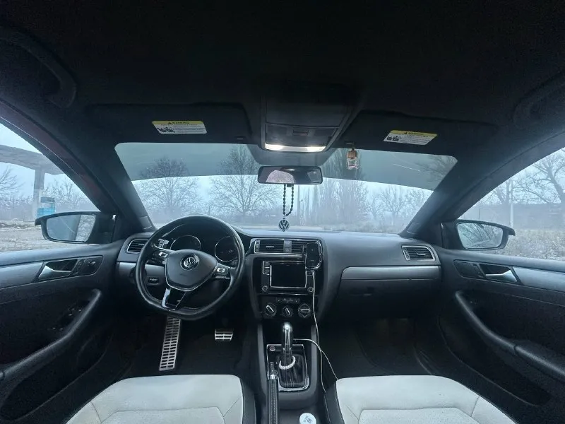 Продам volkswagen jetta sport год 2016 двигатель 1.8tsi (gen3) машина в очень хорошем состоянии, как внешне так и технически ( люблю ее и всегда ухаживаю) с родным пробегом 140 тыс. миль, двигатель без посторонних шумов, коробка переключает плавно (aisin), стоят очень красивые 17-тые диски на новой зимней резине ( летняя тоже практически новая), выглядит машина очень хорошо, салон в отличном состоянии, не затертый, не прокуренный. по комплектации: кнопка start/stop, круиз, полная мультимедиа ( музыка играет очень хорошо) обогрев зеркал, камера заднего вида, мультируль, подсветка ручек. ( может что-то забыл) цена 1.400.000₽ торг номер телефона +79493500256 ( на этом номере тг(@vw_san) связь очень плохая + 79515367334( на этом номере max) 📞 звоните: +7(949)3500256 - фотография - 8