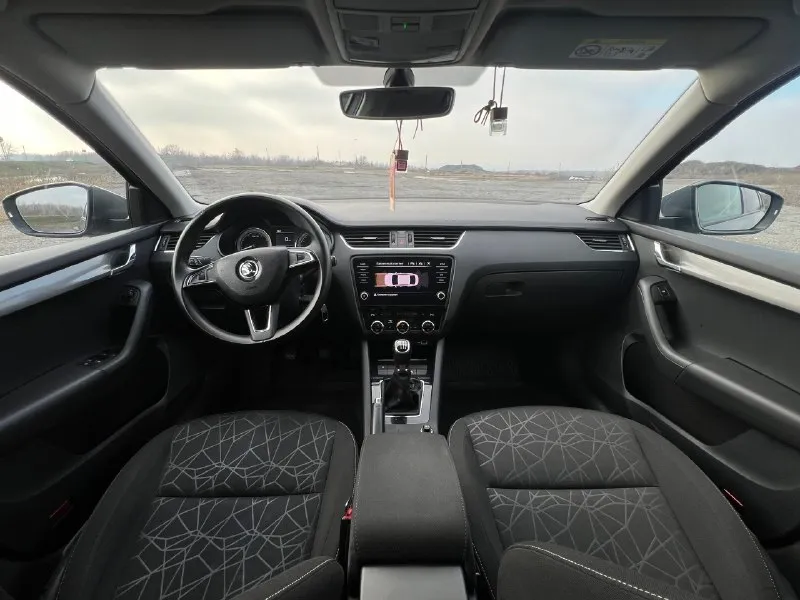 В продаже skoda octavia a7 2019 год пробег-53.000 км. любые проверки ! -1.4 tsi коробка-механика комплектация-hockey edition ! адаптивный круиз-контроль, климат контроль, удержание в полосе, передние и задние парктроники, датчики света и дождя, датчики шин, все подъемники, подогревы передних и задних сидений, эл. подогрев лобового стекла, обогрев зеркал, розетка 220 w, кожаный мульти руль. цена 1 670 000 ₽ торги у машины +79494252611 осмотр: г торез! 📞 звоните: +7(949)4252611 - фотография - 7