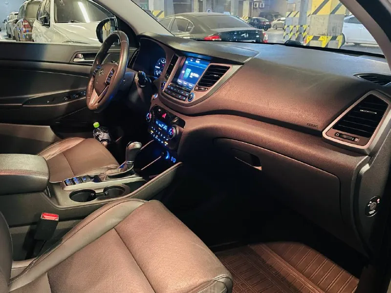 В продаже кроссовер комфортный удобный hyundai tucson рейсталинг lux max эксплуатация с 2018 года двигатель 2.0 бензин коробка автоматическая пробег родной 145 тыс км. автомобиль в идеальном состоянии супер !!! в ближайшем времени не требует вложений !!! кузов весь в заводском окрасе в оригинале !!! стёкла все оригинальные включая лобовое !!! пред максимальная комплектация, бесключевой доступ start-stop ухоженный кожаный салон, датчики света, и дождя, подогревы всех сидений, подогрев зеркал и стекл, подогрев руля мульти руль, полный электропакет, большая мультимедиа, блютус громкая связь, новые летние шины, два пульта два ключа, и очень многое другое ! с документами полный порядок, могу присутствовать в мрэо для, полного переоформления, автотека полностью зелень 🌿 г. донецк осмотр договоренности. ‼цена 2550:000 тыс. руб ‼ таких авто единицы достойный состояние нового авто весь в роднее кому дорого не беспокоить !!! +79493969855 руслан ☎ - фотография - 10