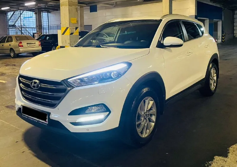 В продаже кроссовер комфортный удобный hyundai tucson рейсталинг lux max эксплуатация с 2018 года двигатель 2.0 бензин коробка автоматическая пробег родной 145 тыс км. автомобиль в идеальном состоянии супер !!! в ближайшем времени не требует вложений !!! кузов весь в заводском окрасе в оригинале !!! стёкла все оригинальные включая лобовое !!! пред максимальная комплектация, бесключевой доступ start-stop ухоженный кожаный салон, датчики света, и дождя, подогревы всех сидений, подогрев зеркал и стекл, подогрев руля мульти руль, полный электропакет, большая мультимедиа, блютус громкая связь, новые летние шины, два пульта два ключа, и очень многое другое ! с документами полный порядок, могу присутствовать в мрэо для, полного переоформления, автотека полностью зелень 🌿 г. донецк осмотр договоренности. ‼цена 2550:000 тыс. руб ‼ таких авто единицы достойный состояние нового авто весь в роднее кому дорого не беспокоить !!! +79493969855 руслан ☎ - фотография - 2