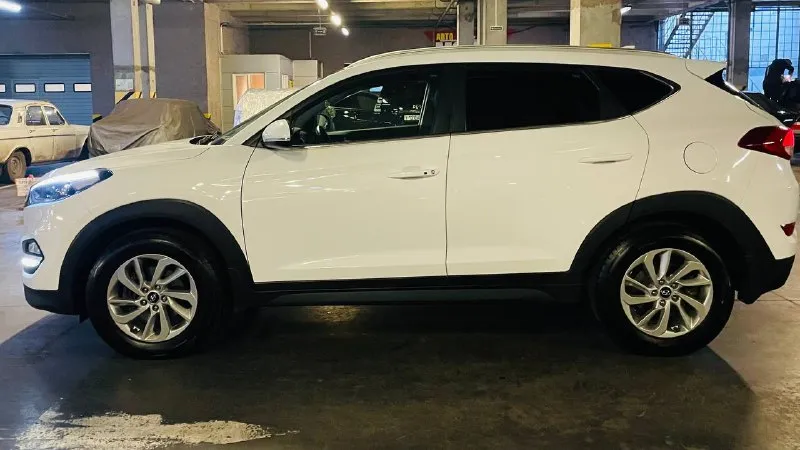 В продаже кроссовер комфортный удобный hyundai tucson рейсталинг lux max эксплуатация с 2018 года двигатель 2.0 бензин коробка автоматическая пробег родной 145 тыс км. автомобиль в идеальном состоянии супер !!! в ближайшем времени не требует вложений !!! кузов весь в заводском окрасе в оригинале !!! стёкла все оригинальные включая лобовое !!! пред максимальная комплектация, бесключевой доступ start-stop ухоженный кожаный салон, датчики света, и дождя, подогревы всех сидений, подогрев зеркал и стекл, подогрев руля мульти руль, полный электропакет, большая мультимедиа, блютус громкая связь, новые летние шины, два пульта два ключа, и очень многое другое ! с документами полный порядок, могу присутствовать в мрэо для, полного переоформления, автотека полностью зелень 🌿 г. донецк осмотр договоренности. ‼цена 2550:000 тыс. руб ‼ таких авто единицы достойный состояние нового авто весь в роднее кому дорого не беспокоить !!! +79493969855 руслан ☎ - фотография - 3