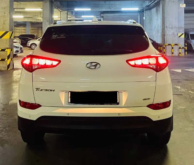 В продаже кроссовер комфортный удобный hyundai tucson рейсталинг lux max эксплуатация с 2018 года двигатель 2.0 бензин коробка автоматическая пробег родной 145 тыс км. автомобиль в идеальном состоянии супер !!! в ближайшем времени не требует вложений !!! кузов весь в заводском окрасе в оригинале !!! стёкла все оригинальные включая лобовое !!! пред максимальная комплектация, бесключевой доступ start-stop ухоженный кожаный салон, датчики света, и дождя, подогревы всех сидений, подогрев зеркал и стекл, подогрев руля мульти руль, полный электропакет, большая мультимедиа, блютус громкая связь, новые летние шины, два пульта два ключа, и очень многое другое ! с документами полный порядок, могу присутствовать в мрэо для, полного переоформления, автотека полностью зелень 🌿 г. донецк осмотр договоренности. ‼цена 2550:000 тыс. руб ‼ таких авто единицы достойный состояние нового авто весь в роднее кому дорого не беспокоить !!! +79493969855 руслан ☎ - фотография - 5