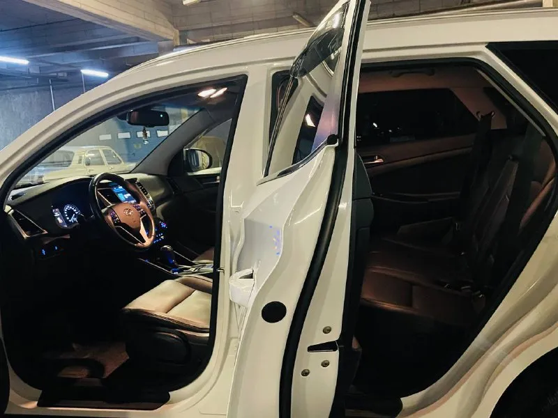 В продаже кроссовер комфортный удобный hyundai tucson рейсталинг lux max эксплуатация с 2018 года двигатель 2.0 бензин коробка автоматическая пробег родной 145 тыс км. автомобиль в идеальном состоянии супер !!! в ближайшем времени не требует вложений !!! кузов весь в заводском окрасе в оригинале !!! стёкла все оригинальные включая лобовое !!! пред максимальная комплектация, бесключевой доступ start-stop ухоженный кожаный салон, датчики света, и дождя, подогревы всех сидений, подогрев зеркал и стекл, подогрев руля мульти руль, полный электропакет, большая мультимедиа, блютус громкая связь, новые летние шины, два пульта два ключа, и очень многое другое ! с документами полный порядок, могу присутствовать в мрэо для, полного переоформления, автотека полностью зелень 🌿 г. донецк осмотр договоренности. ‼цена 2550:000 тыс. руб ‼ таких авто единицы достойный состояние нового авто весь в роднее кому дорого не беспокоить !!! +79493969855 руслан ☎ - фотография - 8