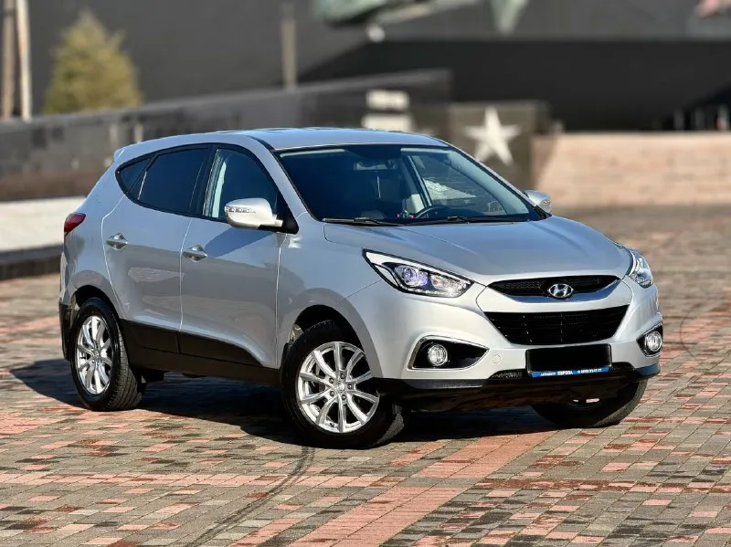 Hyundai ix35 rest кпп - автоматическая цена - 1.520.000₽ год выпуска - 2014 тел. - +79496799814 либо - +79493902663 автомобиль в идеальнейшем состоянии, без единого изъяна по кузову. техническая часть на 5+ полностью обслужена и не требует ни каких вложений. двигатель работает тихо, без каких либо посторонних звуков. чистый и ухоженный салон. запаска не разу не ставилась. комплектация: двухзонный климат-контроль; круиз-контроль; кожаный салон ( в идеальном состоянии ) подогревы всех сидений; эл. складываемые зеркала с эл. регулировкой; парктроники; штатная мультимедиа со всеми современными плюшками; мультируль; диски r-17 с отличной резиной; 2 пары ключей; сигнализация с автозапуском ( очень удобно в зимнее время ) датчик света и дождя; помощь при подъёме и спуске; видеорегистратор и т. д. птс оригинал, всего 2 владельца. связь не всегда хорошая, на этих же номерах есть telegram. 📲 tg: @vladimir_23_23_23 📞 звоните: +7(949)6799814 - фотография - 2