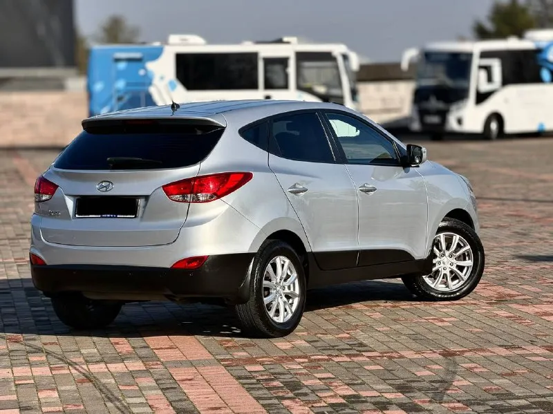 Hyundai ix35 rest кпп - автоматическая цена - 1.520.000₽ год выпуска - 2014 тел. - +79496799814 либо - +79493902663 автомобиль в идеальнейшем состоянии, без единого изъяна по кузову. техническая часть на 5+ полностью обслужена и не требует ни каких вложений. двигатель работает тихо, без каких либо посторонних звуков. чистый и ухоженный салон. запаска не разу не ставилась. комплектация: двухзонный климат-контроль; круиз-контроль; кожаный салон ( в идеальном состоянии ) подогревы всех сидений; эл. складываемые зеркала с эл. регулировкой; парктроники; штатная мультимедиа со всеми современными плюшками; мультируль; диски r-17 с отличной резиной; 2 пары ключей; сигнализация с автозапуском ( очень удобно в зимнее время ) датчик света и дождя; помощь при подъёме и спуске; видеорегистратор и т. д. птс оригинал, всего 2 владельца. связь не всегда хорошая, на этих же номерах есть telegram. 📲 tg: @vladimir_23_23_23 📞 звоните: +7(949)6799814 - фотография - 3