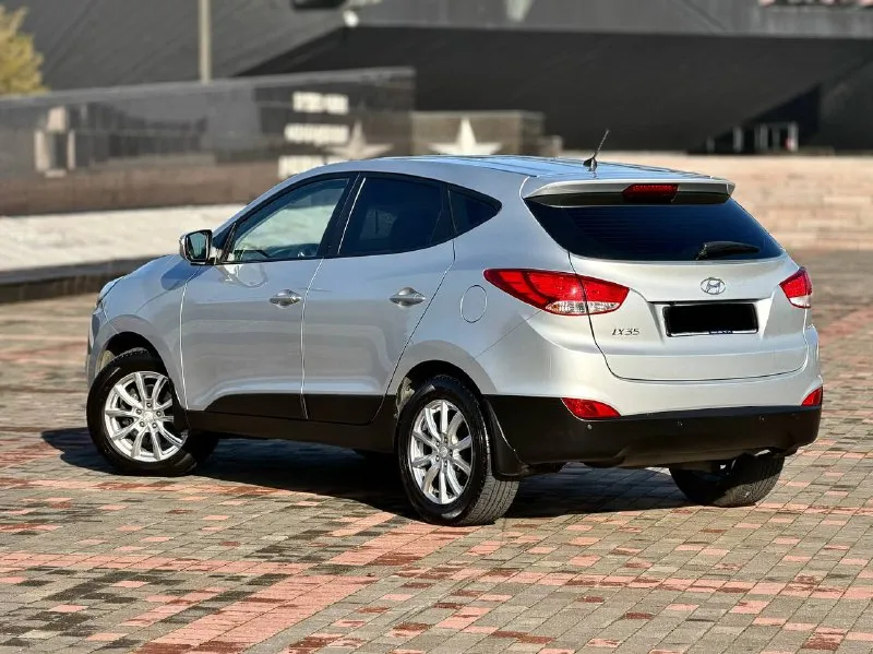 Hyundai ix35 rest кпп - автоматическая цена - 1.520.000₽ год выпуска - 2014 тел. - +79496799814 либо - +79493902663 автомобиль в идеальнейшем состоянии, без единого изъяна по кузову. техническая часть на 5+ полностью обслужена и не требует ни каких вложений. двигатель работает тихо, без каких либо посторонних звуков. чистый и ухоженный салон. запаска не разу не ставилась. комплектация: двухзонный климат-контроль; круиз-контроль; кожаный салон ( в идеальном состоянии ) подогревы всех сидений; эл. складываемые зеркала с эл. регулировкой; парктроники; штатная мультимедиа со всеми современными плюшками; мультируль; диски r-17 с отличной резиной; 2 пары ключей; сигнализация с автозапуском ( очень удобно в зимнее время ) датчик света и дождя; помощь при подъёме и спуске; видеорегистратор и т. д. птс оригинал, всего 2 владельца. связь не всегда хорошая, на этих же номерах есть telegram. 📲 tg: @vladimir_23_23_23 📞 звоните: +7(949)6799814 - фотография - 4