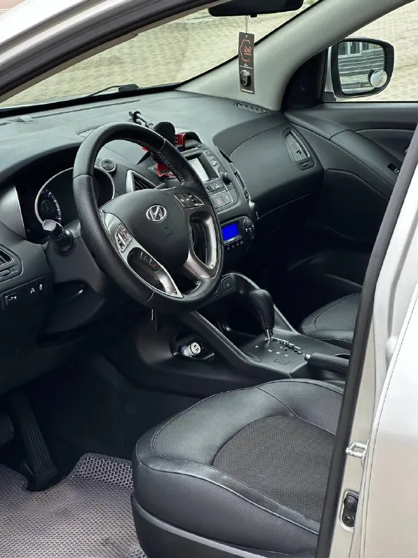 Hyundai ix35 rest кпп - автоматическая цена - 1.520.000₽ год выпуска - 2014 тел. - +79496799814 либо - +79493902663 автомобиль в идеальнейшем состоянии, без единого изъяна по кузову. техническая часть на 5+ полностью обслужена и не требует ни каких вложений. двигатель работает тихо, без каких либо посторонних звуков. чистый и ухоженный салон. запаска не разу не ставилась. комплектация: двухзонный климат-контроль; круиз-контроль; кожаный салон ( в идеальном состоянии ) подогревы всех сидений; эл. складываемые зеркала с эл. регулировкой; парктроники; штатная мультимедиа со всеми современными плюшками; мультируль; диски r-17 с отличной резиной; 2 пары ключей; сигнализация с автозапуском ( очень удобно в зимнее время ) датчик света и дождя; помощь при подъёме и спуске; видеорегистратор и т. д. птс оригинал, всего 2 владельца. связь не всегда хорошая, на этих же номерах есть telegram. 📲 tg: @vladimir_23_23_23 📞 звоните: +7(949)6799814 - фотография - 6