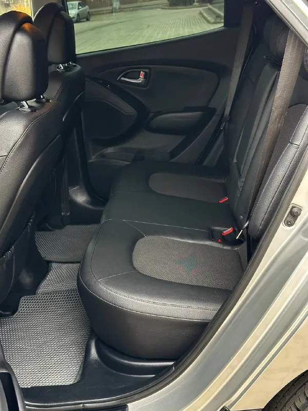 Hyundai ix35 rest кпп - автоматическая цена - 1.520.000₽ год выпуска - 2014 тел. - +79496799814 либо - +79493902663 автомобиль в идеальнейшем состоянии, без единого изъяна по кузову. техническая часть на 5+ полностью обслужена и не требует ни каких вложений. двигатель работает тихо, без каких либо посторонних звуков. чистый и ухоженный салон. запаска не разу не ставилась. комплектация: двухзонный климат-контроль; круиз-контроль; кожаный салон ( в идеальном состоянии ) подогревы всех сидений; эл. складываемые зеркала с эл. регулировкой; парктроники; штатная мультимедиа со всеми современными плюшками; мультируль; диски r-17 с отличной резиной; 2 пары ключей; сигнализация с автозапуском ( очень удобно в зимнее время ) датчик света и дождя; помощь при подъёме и спуске; видеорегистратор и т. д. птс оригинал, всего 2 владельца. связь не всегда хорошая, на этих же номерах есть telegram. 📲 tg: @vladimir_23_23_23 📞 звоните: +7(949)6799814 - фотография - 7