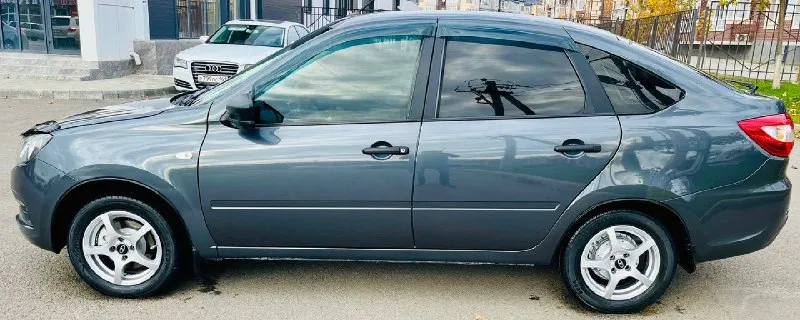 Ваз granta в очень хорошем состоянии! в шикарном цвете «борнео». 2 хозяина, птс оригинал! куплена в марте 2019г. пробег родной 99 т. км, подтвержденный автотекой и состоянием авто. кузов без гнили и ржавчины. днище в идеале. двигатель, ходовая и коробка на 5+ чистый и ухоженный салон. эур, кондиционер, abs, airbag, эл. стеклоподъемники, сигнализация, ц/з, музыка. автомобиль реально очень хороший. абсолютно не требует никаких вложений. 649 т. р. торг +79061817823 ярослав авто находится в ростове 📞 звоните: +7(906)1817823 - фотография - 7