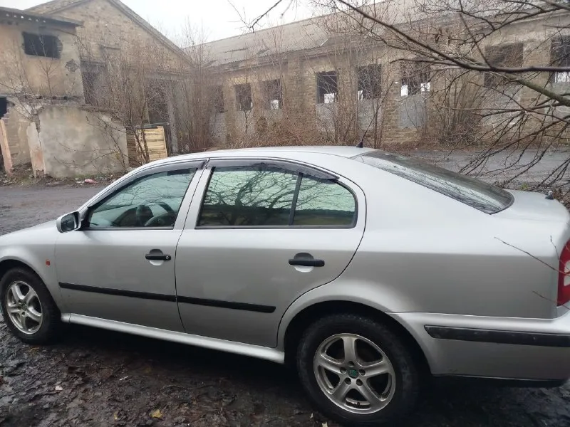Продам skoda октавия тур,1999г. в.,1,8 125 л. с., автомат. подогрев зеркал, передних сидений, кондиционер заправлен работает, авs, гур,4эсп, автозапуск, центральный замок, андроид магнитола, новая летняя резина на дисках. машина полностью обслужена, собственник, осмотр донецк.500 р торг. +79494010397 📲 tg: @shtykov10 📞 звоните: +7(949)4010397 - фотография - 2