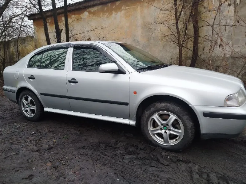 Продам skoda октавия тур,1999г. в.,1,8 125 л. с., автомат. подогрев зеркал, передних сидений, кондиционер заправлен работает, авs, гур,4эсп, автозапуск, центральный замок, андроид магнитола, новая летняя резина на дисках. машина полностью обслужена, собственник, осмотр донецк.500 р торг. +79494010397 📲 tg: @shtykov10 📞 звоните: +7(949)4010397 - фотография - 4