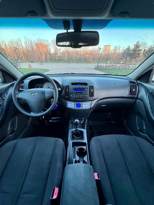 🐺 hyundai elantra 💰цена: 670 000р 🏢город: мариуполь 📅год выпуска: 2008 🧾пробег: 162 394км. ⚙️двигатель: 1.6 ⛽топливо: бензин ⚙️кпп: механика 📞 телефон: +7-949-727-41-51 +7-989-263-55-56 +7-949-551-91-52 💾 описание: elantra зарекомендовал себя на рынке как универсальный, практичный и надежный автомобиль для тех, кому важны экономичность, надёжность и комфорт. ✔️ местный не пригнанный автомобиль, уже на 180м учете, владелец с 2017 года ✔️ кузов без дефектов, выглядит очень хорошо ✔️ оригинальный пробег 163т. км отличная комплектация: климат-контроль❄️ (работает отлично), полный электропакет, abs, airbag, птф, кожаный руль, центральный замок, два ключа. улица шевченко 269 🏦 возможна продажа в кредит по двум документам. - фотография - 7