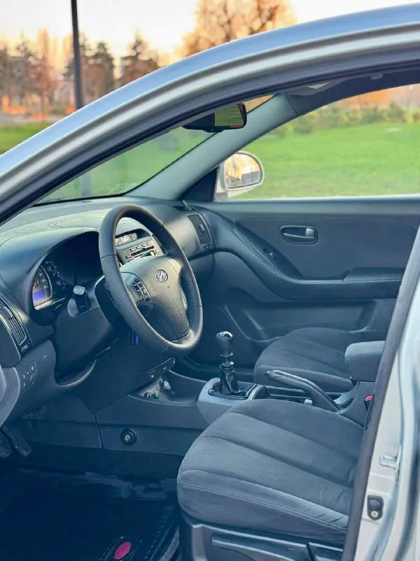 🐺 hyundai elantra 💰цена: 670 000р 🏢город: мариуполь 📅год выпуска: 2008 🧾пробег: 162 394км. ⚙️двигатель: 1.6 ⛽топливо: бензин ⚙️кпп: механика 📞 телефон: +7-949-727-41-51 +7-989-263-55-56 +7-949-551-91-52 💾 описание: elantra зарекомендовал себя на рынке как универсальный, практичный и надежный автомобиль для тех, кому важны экономичность, надёжность и комфорт. ✔️ местный не пригнанный автомобиль, уже на 180м учете, владелец с 2017 года ✔️ кузов без дефектов, выглядит очень хорошо ✔️ оригинальный пробег 163т. км отличная комплектация: климат-контроль❄️ (работает отлично), полный электропакет, abs, airbag, птф, кожаный руль, центральный замок, два ключа. улица шевченко 269 🏦 возможна продажа в кредит по двум документам. - фотография - 8