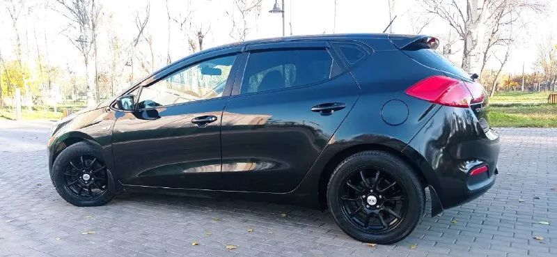 Kia сид 2014 года. Отличное состояние обслужен. Пробег оригинальный 170 т. 1,4 атмосферный на 6 ст механике. Расход 6 литров. Резвый и надёжный автомобиль. Без дтп стекла заводские. Собственник. 960₽. +79494850271
📲 Tg: алексей
📞 Звоните: +7(949)4850271 - фотография - 7