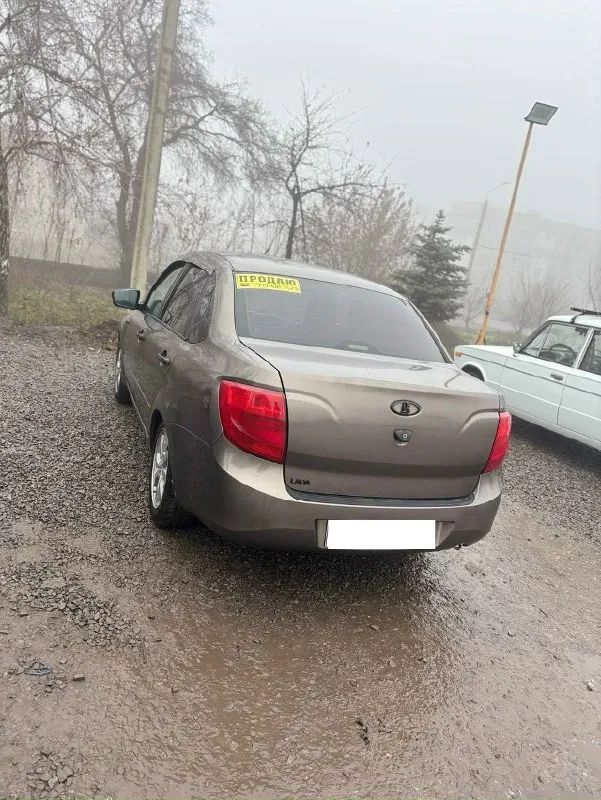 Продам ваз granta 2016год мотор 1.6 16 клапанный (106л. с) пробег 200 тыс км мотор капиталился клапана не гнет поршня с выборкой комплектация полулюкс:кондиционер, электроусилитель руля, abs, две airbag, подогрев сидений, подогрев лобового и заднего стекла, заводские туманки, андроид магнитола, бортовой компьютер, 2 электростеклоподьемника, сигнализация с обратной связью и автозапуском старлай, 2 ключа и 2 брелка, сервисная книга по технике все хорошо машина прошита евро 2,паук 4.2.1,катализатор удален по ходовка норм коробка механика 5 ступеней машина частично пошумлена резина r15 стоит уже на зиме документы все порядок 3 владельца по птс птс оригинал автотека зеленая вин номера читаются оформление без проблем не бита подкрас одной нижней части двери стаканы и дно в идеале цена 650 тыс рублей торг у капота телефон +79494087123(борис) +79494076519(никита) 📞 звоните: +7(949)4087123 - фотография - 3