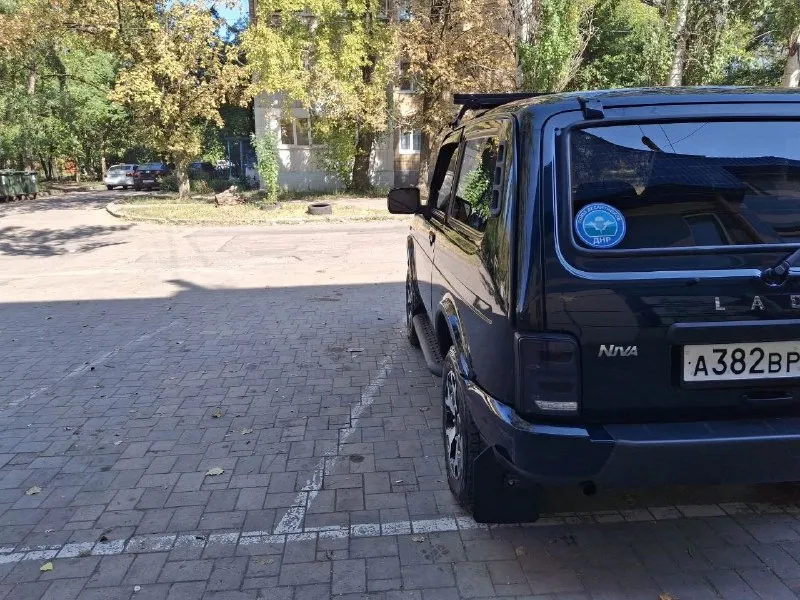 Нива урбан. самая полная комплектация. кондиционер, подогрев сидений, электрозеркала, стеклоподъёмники. купил в 2024 году в салоне. пробег 19000. тюнинганул немного )) кнопка старт стоп. сигналка с автозапуском. хорошая музыка. оптика диодная линзованая. кожаный руль. дуги. подножки. люстра. иридиевые свечи. антикор, тонировка. иммобилайзер. все жидкости в раздатке, коробке, редукторе с профессиональными присадками. все заводские детали отдам в комплекте. состояние новой. 950к. торг у капота. +7 949 340 1753 📞 звоните: +7(949)3401753 - фотография - 2