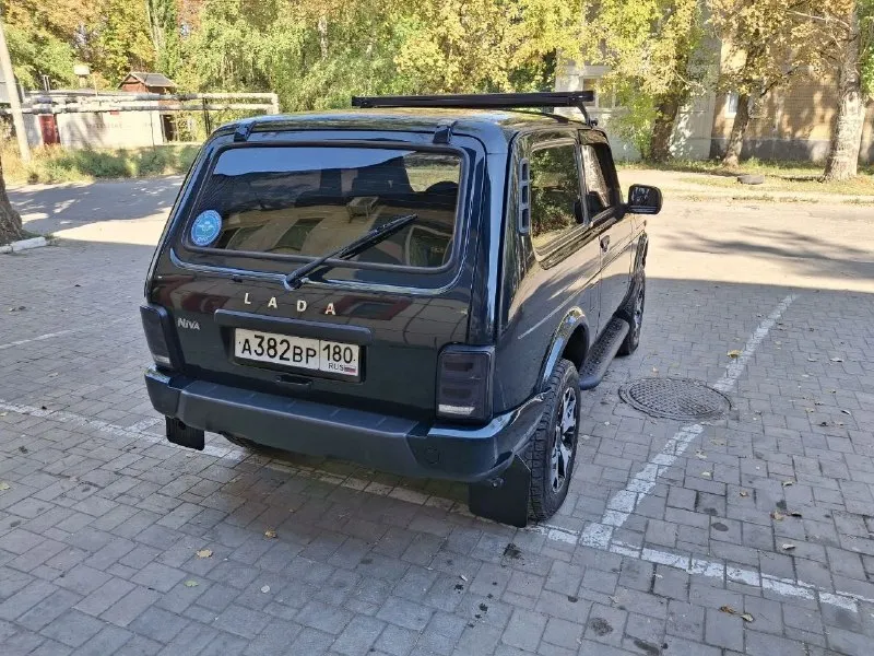 Нива урбан. самая полная комплектация. кондиционер, подогрев сидений, электрозеркала, стеклоподъёмники. купил в 2024 году в салоне. пробег 19000. тюнинганул немного )) кнопка старт стоп. сигналка с автозапуском. хорошая музыка. оптика диодная линзованая. кожаный руль. дуги. подножки. люстра. иридиевые свечи. антикор, тонировка. иммобилайзер. все жидкости в раздатке, коробке, редукторе с профессиональными присадками. все заводские детали отдам в комплекте. состояние новой. 950к. торг у капота. +7 949 340 1753 📞 звоните: +7(949)3401753 - фотография - 3