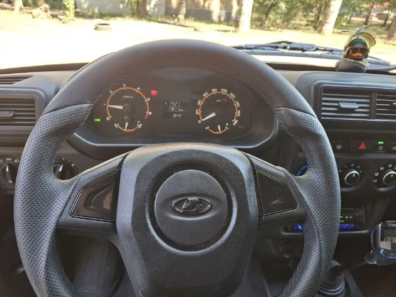 Нива урбан. самая полная комплектация. кондиционер, подогрев сидений, электрозеркала, стеклоподъёмники. купил в 2024 году в салоне. пробег 19000. тюнинганул немного )) кнопка старт стоп. сигналка с автозапуском. хорошая музыка. оптика диодная линзованая. кожаный руль. дуги. подножки. люстра. иридиевые свечи. антикор, тонировка. иммобилайзер. все жидкости в раздатке, коробке, редукторе с профессиональными присадками. все заводские детали отдам в комплекте. состояние новой. 950к. торг у капота. +7 949 340 1753 📞 звоните: +7(949)3401753 - фотография - 4