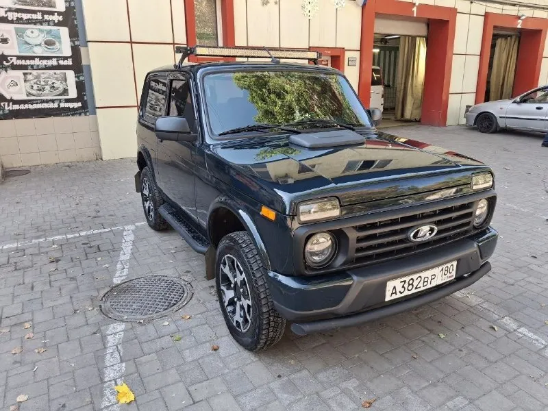 Нива урбан. самая полная комплектация. кондиционер, подогрев сидений, электрозеркала, стеклоподъёмники. купил в 2024 году в салоне. пробег 19000. тюнинганул немного )) кнопка старт стоп. сигналка с автозапуском. хорошая музыка. оптика диодная линзованая. кожаный руль. дуги. подножки. люстра. иридиевые свечи. антикор, тонировка. иммобилайзер. все жидкости в раздатке, коробке, редукторе с профессиональными присадками. все заводские детали отдам в комплекте. состояние новой. 950к. торг у капота. +7 949 340 1753 📞 звоните: +7(949)3401753 - фотография - 6