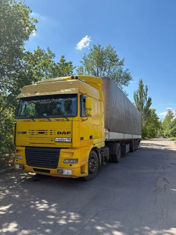Продам сцепку!!! возможен обмен на грузовик кат. с или легковую. тягач daf 95 1999 г. в. полуприцеп schmitz 2000 г. в. сцепка полностью обслужена по тягачу: новые гбц новая турбина насос низкого давления радиатор основной помпа тнвд обслуженно с заменой проводки ходовая перебрана по полуприцепу: оси обслужены тормоза обслужены рамка дверей новая ревизия полов тент меняли год назад машина в работе. осмотр по договоренности. на все работы и запчасти есть заказ-наряды переоформление без проблем цена 2.1🍋 торг обоснованный только у авто. +79495069899 📞 звоните: +7(949)5069899 - фотография - 3