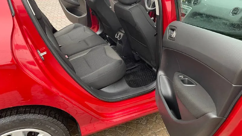 🔥 peugeot 308🔥 год выпуска: 2009 тип двигателя: бензиновый, 1.6 пробег: 209 000 км (оригинальный) коробка передач: автоматическая комплектации: • датчики света/дождя • электрорегулировка зеркал • электроподъёмники • круиз-контроль • климат-контроль • мультируль • led-фары • двухстороняя сигнализация цена: 595 000 ₽ автомобиль в отличном состоянии, все системы работают. готов к проверке. юридически чист, без обременений. вопросы по телефону: +7-949-41-55-434. возможен минимальный торг. 📲 tg: @alexandrovich2402 📞 звоните: +7(949)4155434 - фотография - 6