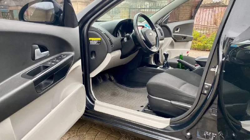 🔥 kia ceed🔥 год выпуска: 2008 начало эксплуатации: 2009 пригнан из германии в 2022 году тип двигателя: бензиновый, 1.6 пробег: 240 000 км (оригинальный) коробка передач: механическая комплектации: • датчики света • электрорегулировка зеркал • электроподъёмники • подогрев передних сидений • климат-контроль • сенсорный монитор с bluetooth, usb, aux • мультируль • biled-фары цена: 650 000 ₽ автомобиль в отличном состоянии, все системы работают. готов к проверке. юридически чист, без обременений. вопросы по телефону: +7-949-41-55-434. возможен минимальный торг. 📲 tg: @alexandrovich2402 📞 звоните: +7(949)4155434 - фотография - 9