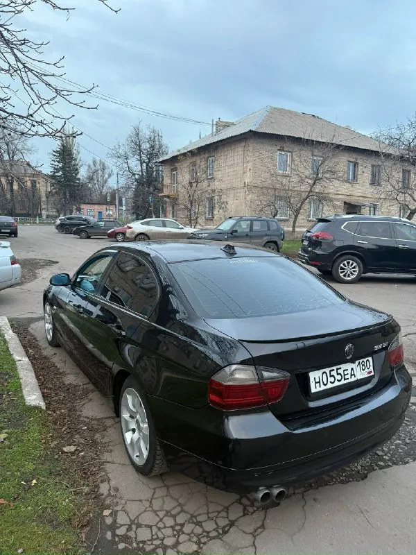 Продам bmw 325и кузов е90, 2008 год. объем 2,5 литра на 218 л/с, мотор 6ти цилиндровый рядный масло не берет не дымит работает ровно масло заменено. кпп автомат не пинает, работает хорошо во всех режимах, в кпп масло тоже заменено. гур не течет, не стучит, тормозная система обслужена, заменена тормозная жидкость и колодки, ходовая часть вся обслужена, ничего не гремит, не скрипит, вся взбитая. салон на черной коже, комплектация: 4 стекло подъемника, кондиционер, датчик дождя, датчик света, мульти руль, птф. по документам полное переоформление на вас. цена: 950 000 торг возле машины обмен не интересует г. снежное +79497061867 📞 звоните: +7(949)7061867 - фотография - 2