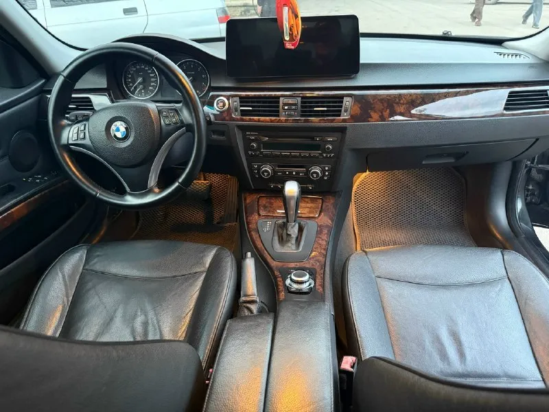 Продам bmw 325и кузов е90, 2008 год. объем 2,5 литра на 218 л/с, мотор 6ти цилиндровый рядный масло не берет не дымит работает ровно масло заменено. кпп автомат не пинает, работает хорошо во всех режимах, в кпп масло тоже заменено. гур не течет, не стучит, тормозная система обслужена, заменена тормозная жидкость и колодки, ходовая часть вся обслужена, ничего не гремит, не скрипит, вся взбитая. салон на черной коже, комплектация: 4 стекло подъемника, кондиционер, датчик дождя, датчик света, мульти руль, птф. по документам полное переоформление на вас. цена: 950 000 торг возле машины обмен не интересует г. снежное +79497061867 📞 звоните: +7(949)7061867 - фотография - 3