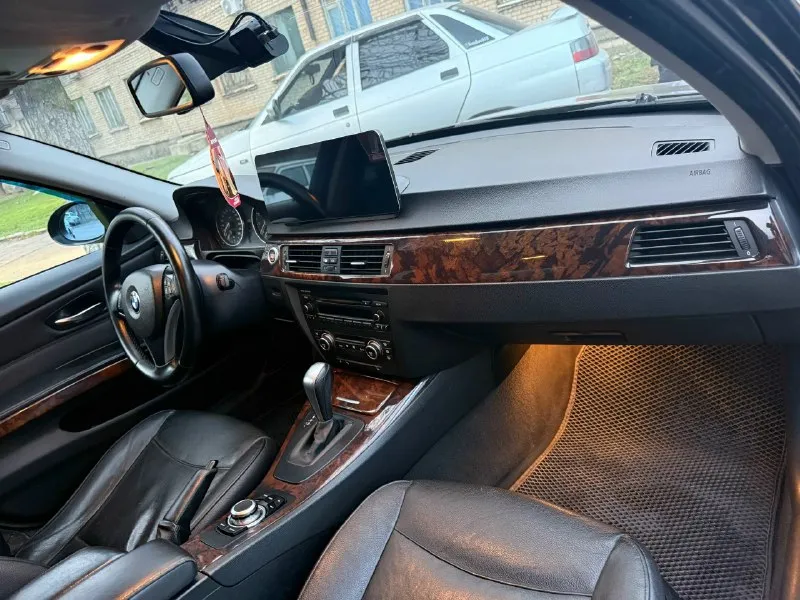 Продам bmw 325и кузов е90, 2008 год. объем 2,5 литра на 218 л/с, мотор 6ти цилиндровый рядный масло не берет не дымит работает ровно масло заменено. кпп автомат не пинает, работает хорошо во всех режимах, в кпп масло тоже заменено. гур не течет, не стучит, тормозная система обслужена, заменена тормозная жидкость и колодки, ходовая часть вся обслужена, ничего не гремит, не скрипит, вся взбитая. салон на черной коже, комплектация: 4 стекло подъемника, кондиционер, датчик дождя, датчик света, мульти руль, птф. по документам полное переоформление на вас. цена: 950 000 торг возле машины обмен не интересует г. снежное +79497061867 📞 звоните: +7(949)7061867 - фотография - 4