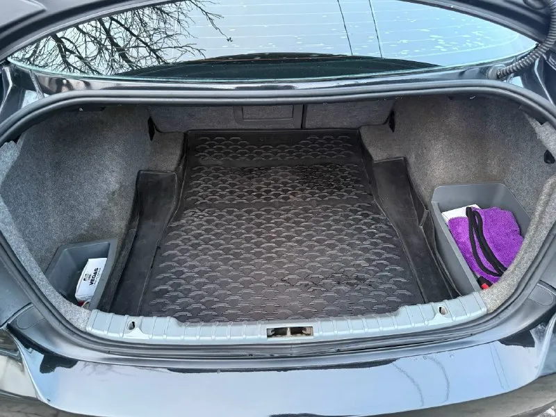 Продам bmw 325и кузов е90, 2008 год. объем 2,5 литра на 218 л/с, мотор 6ти цилиндровый рядный масло не берет не дымит работает ровно масло заменено. кпп автомат не пинает, работает хорошо во всех режимах, в кпп масло тоже заменено. гур не течет, не стучит, тормозная система обслужена, заменена тормозная жидкость и колодки, ходовая часть вся обслужена, ничего не гремит, не скрипит, вся взбитая. салон на черной коже, комплектация: 4 стекло подъемника, кондиционер, датчик дождя, датчик света, мульти руль, птф. по документам полное переоформление на вас. цена: 950 000 торг возле машины обмен не интересует г. снежное +79497061867 📞 звоните: +7(949)7061867 - фотография - 5